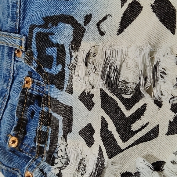 Signature jeans shorts  painted distressed Size M. - Picture 4 of 10